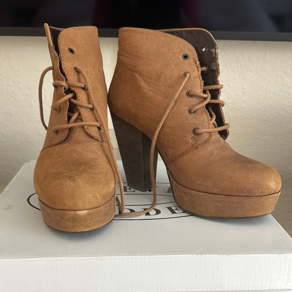 Steve Madden Tan Lace Up Boots